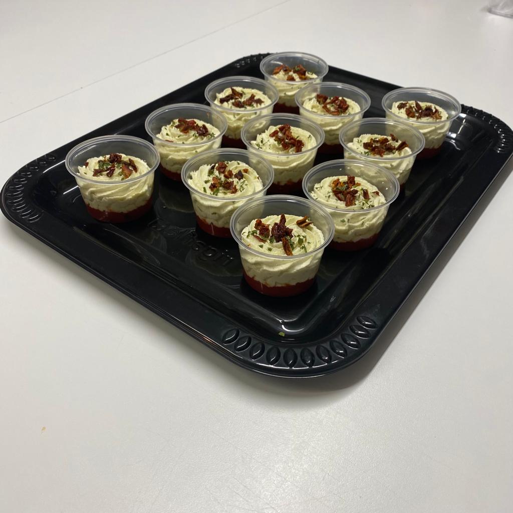 Mini verrine Ricotta pesto & coulis de tomate